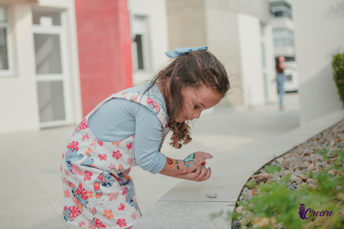 fotografia de aniversário infantil, festa de 5 anos de menina com tema Lillo e Stitch. Festa de aniversário em casa, fotógrafo em Santo André.