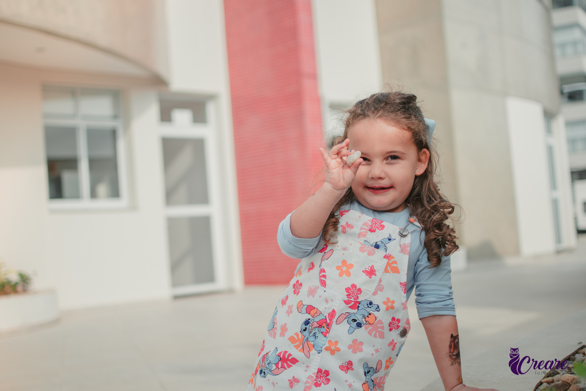 fotografia de aniversário infantil, festa de 5 anos de menina com tema Lillo e Stitch. Festa de aniversário em casa, fotógrafo em Santo André.