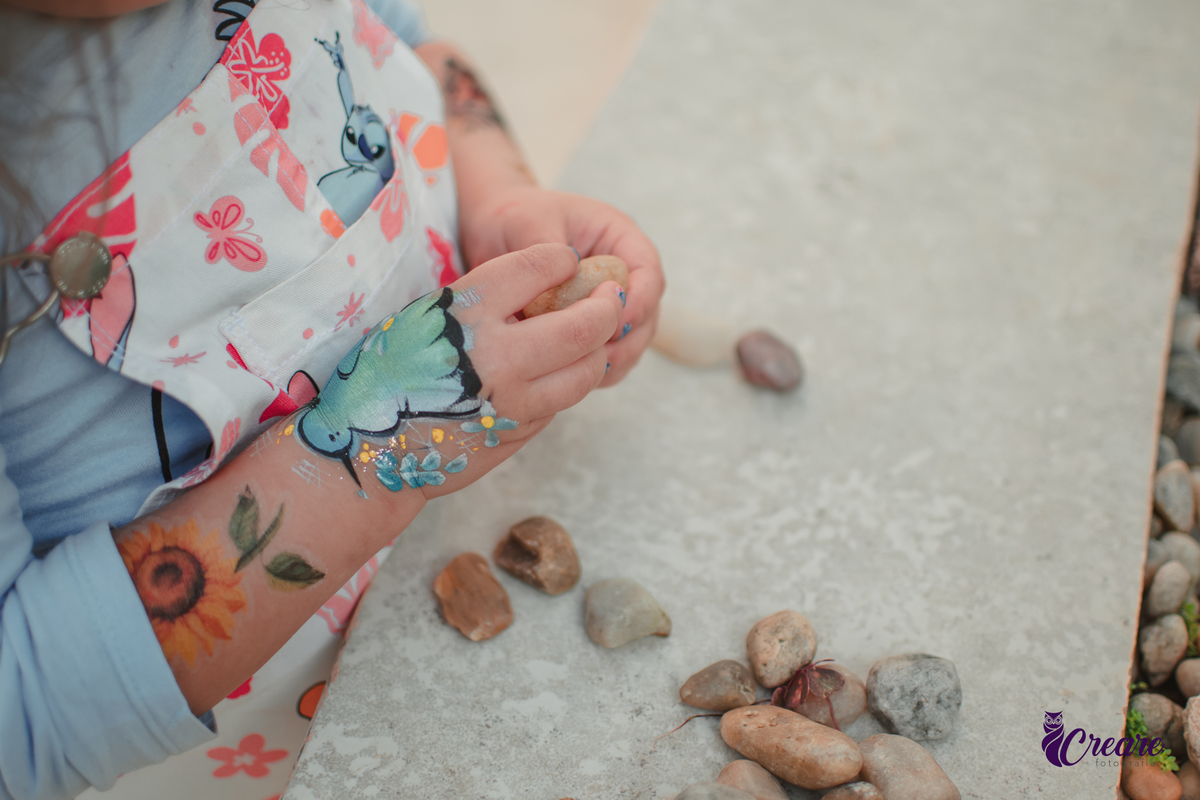 fotografia de aniversário infantil, festa de 5 anos de menina com tema Lillo e Stitch. Festa de aniversário em casa, fotógrafo em Santo André.