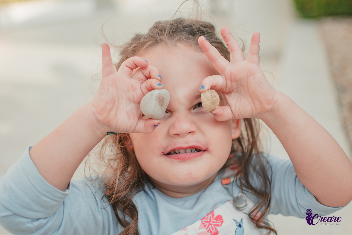 fotografia de aniversário infantil, festa de 5 anos de menina com tema Lillo e Stitch. Festa de aniversário em casa, fotógrafo em Santo André.