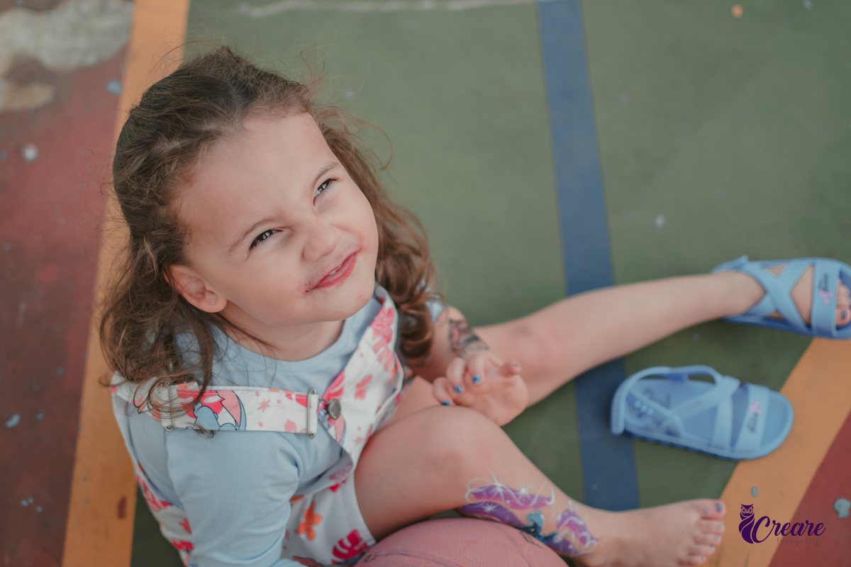 fotografia de aniversário infantil, festa de 5 anos de menina com tema Lillo e Stitch. Festa de aniversário em casa, fotógrafo em Santo André.