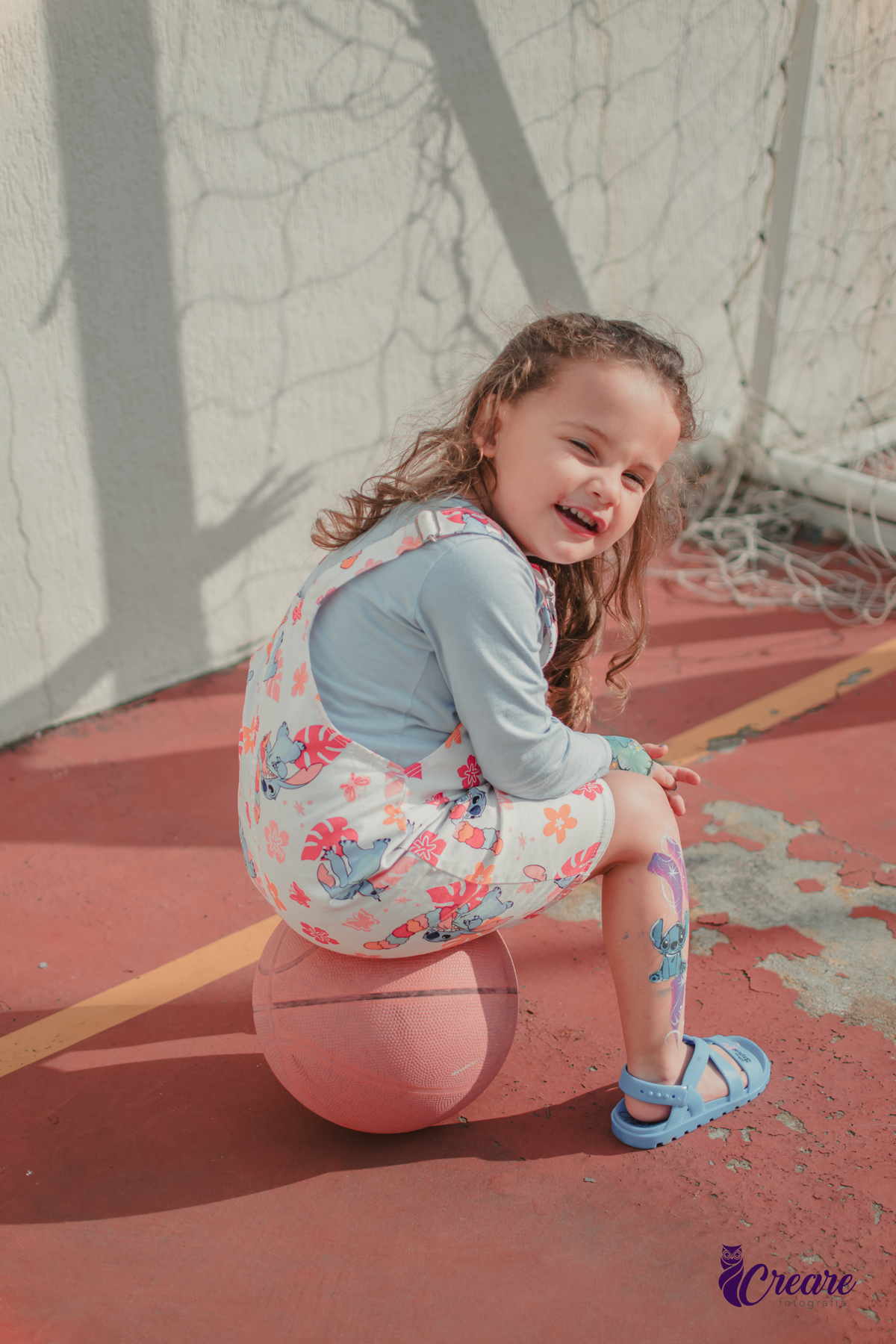fotografia de aniversário infantil, festa de 5 anos de menina com tema Lillo e Stitch. Festa de aniversário em casa, fotógrafo em Santo André.
