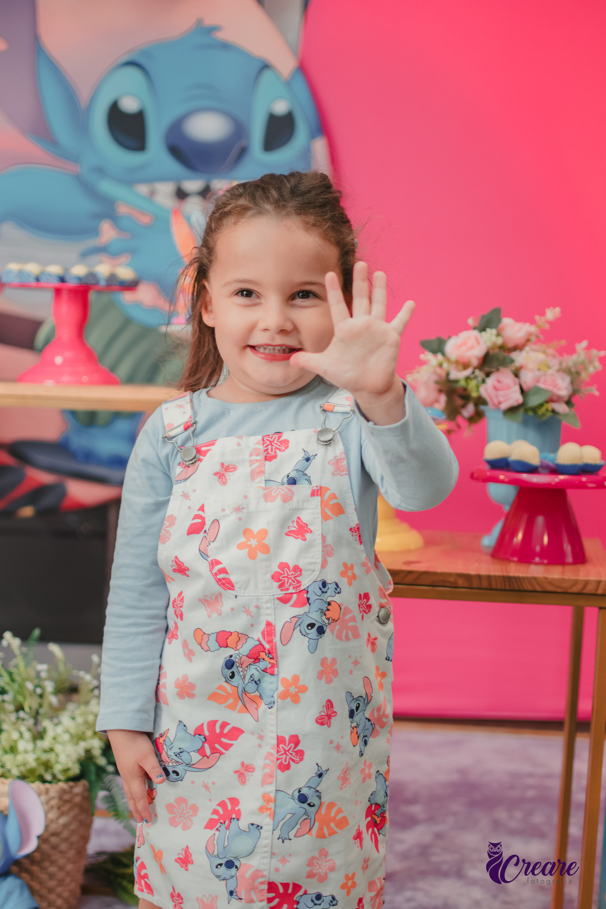 fotografia de aniversário infantil, festa de 5 anos de menina com tema Lillo e Stitch. Festa de aniversário em casa, fotógrafo em Santo André.
