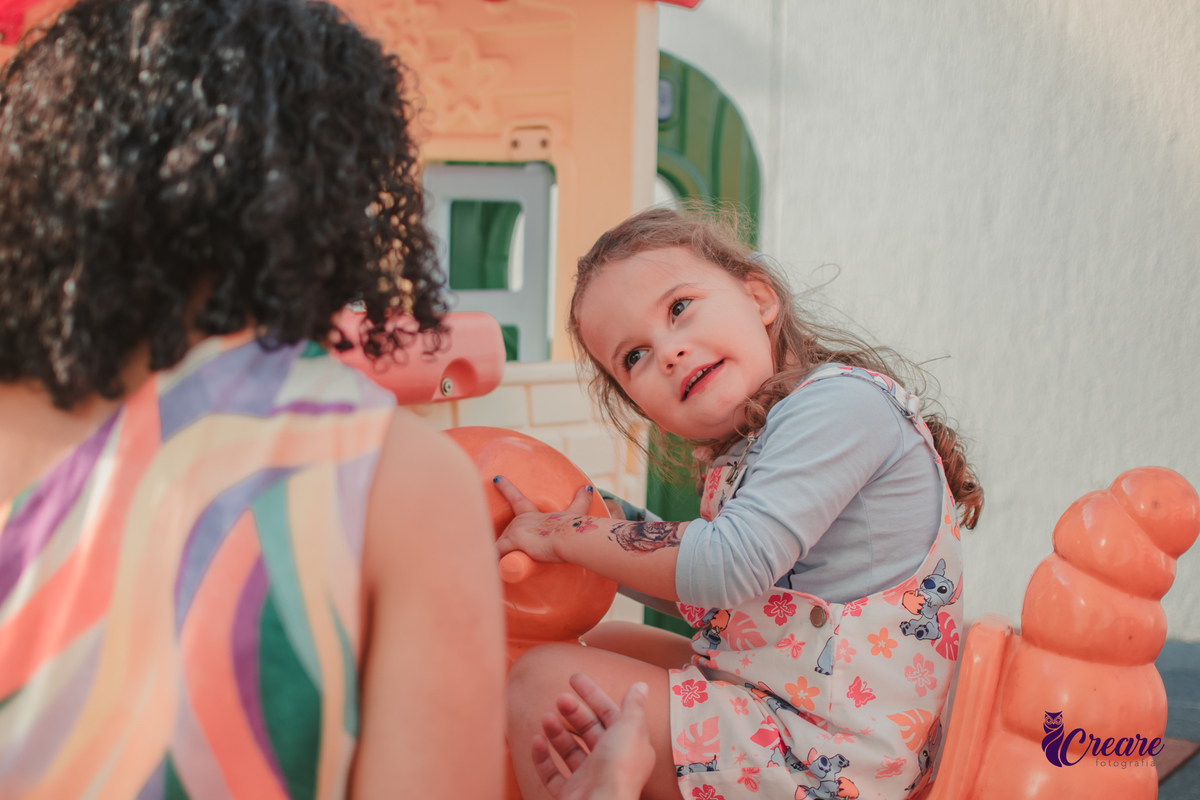 fotografia de aniversário infantil, festa de 5 anos de menina com tema Lillo e Stitch. Festa de aniversário em casa, fotógrafo em Santo André.
