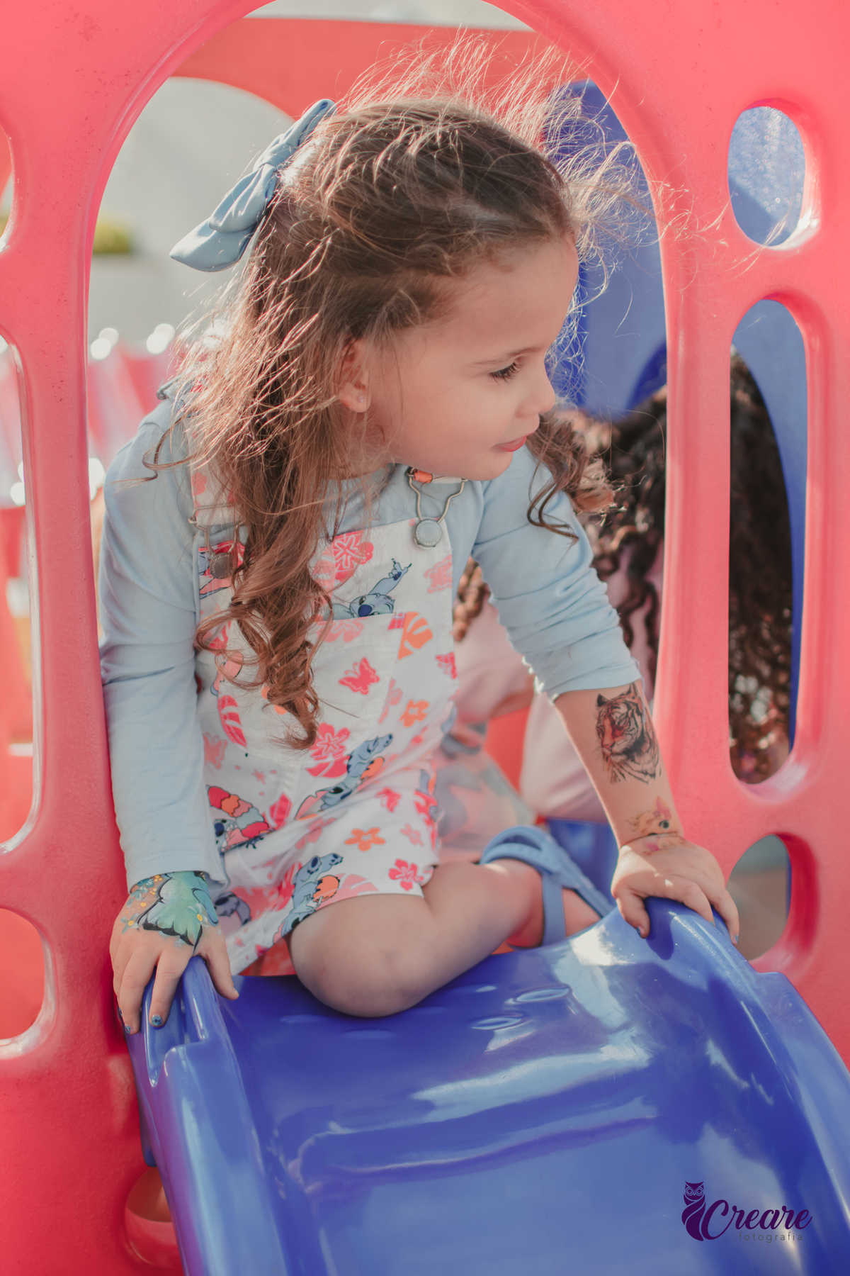 fotografia de aniversário infantil, festa de 5 anos de menina com tema Lillo e Stitch. Festa de aniversário em casa, fotógrafo em Santo André.