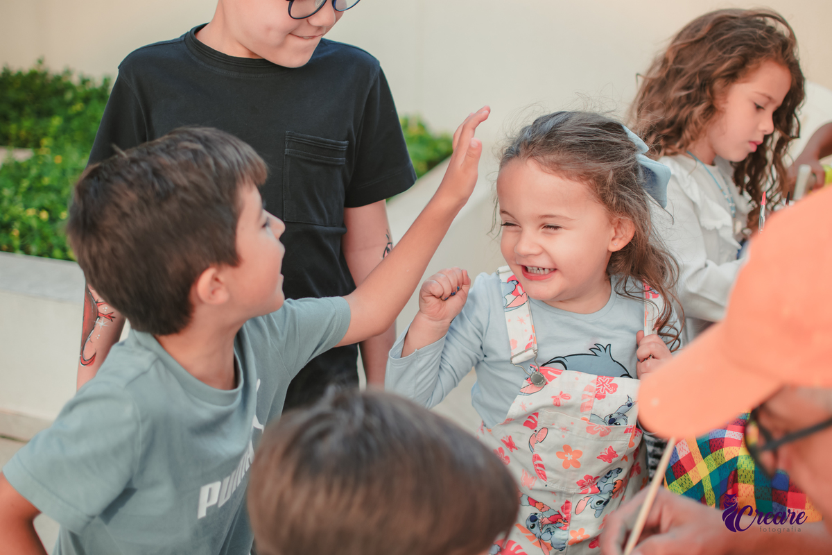 fotografia de aniversário infantil, festa de 5 anos de menina com tema Lillo e Stitch. Festa de aniversário em casa, fotógrafo em Santo André.