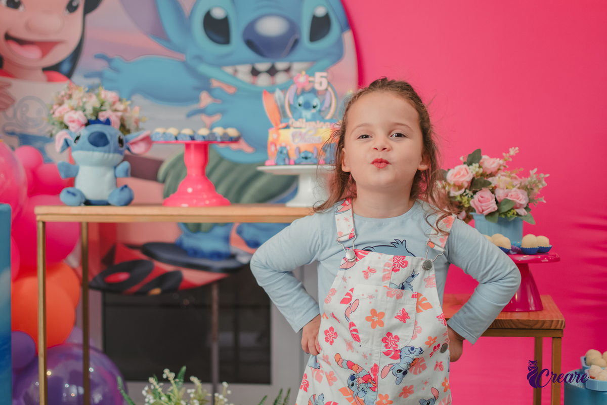 fotografia de aniversário infantil, festa de 5 anos de menina com tema Lillo e Stitch. Festa de aniversário em casa, fotógrafo em Santo André.