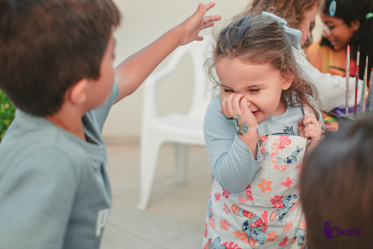 fotografia de aniversário infantil, festa de 5 anos de menina com tema Lillo e Stitch. Festa de aniversário em casa, fotógrafo em Santo André.