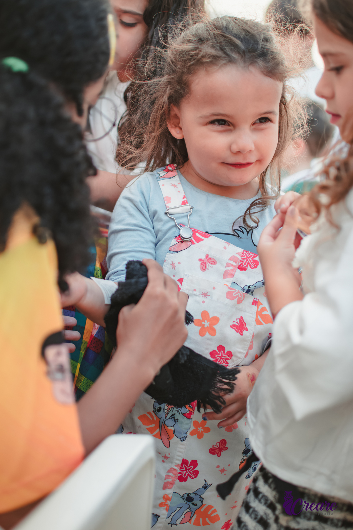 fotografia de aniversário infantil, festa de 5 anos de menina com tema Lillo e Stitch. Festa de aniversário em casa, fotógrafo em Santo André.