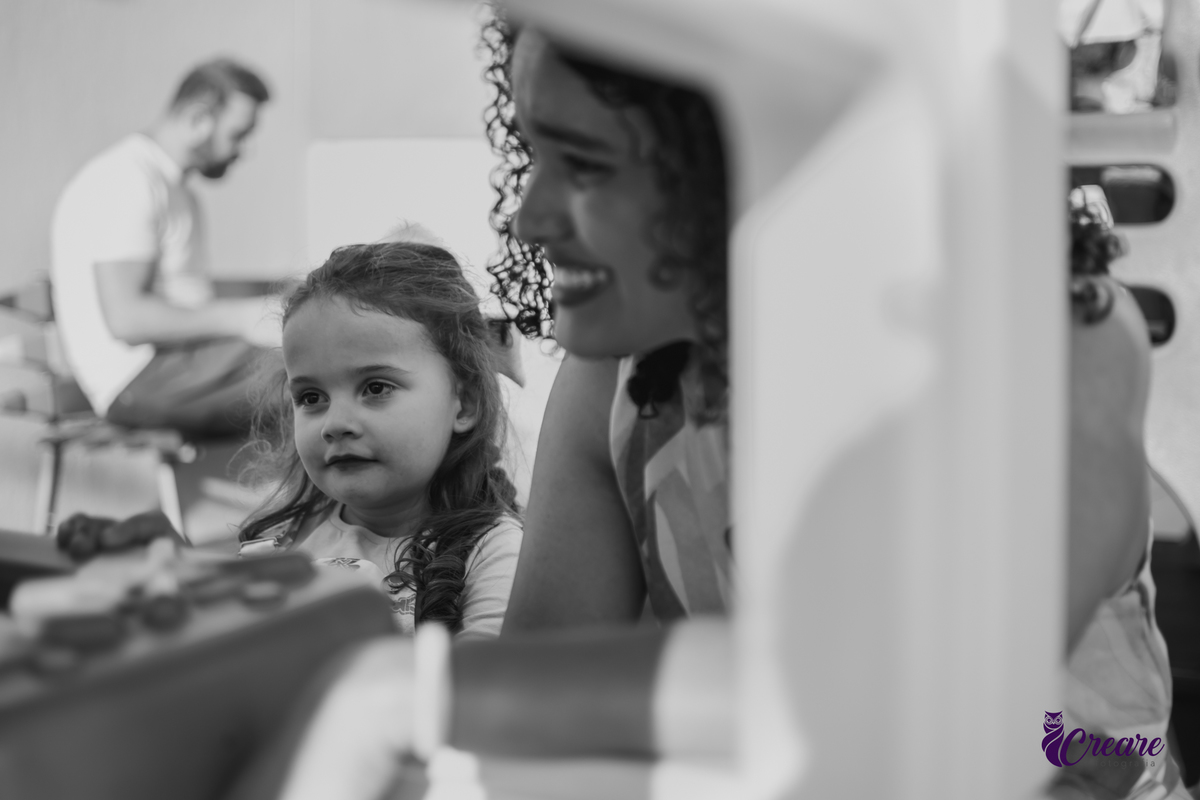 fotografia de aniversário infantil, festa de 5 anos de menina com tema Lillo e Stitch. Festa de aniversário em casa, fotógrafo em Santo André.