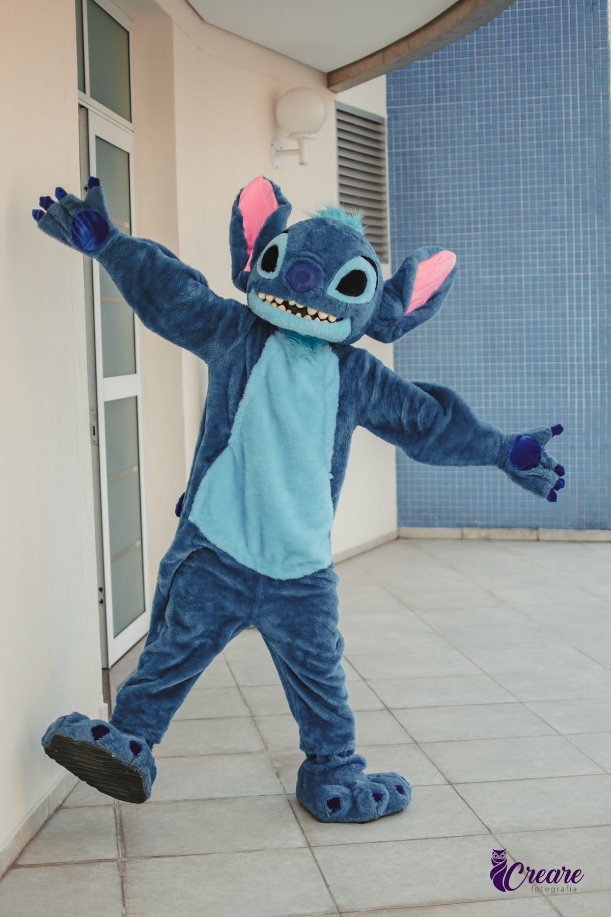fotografia de aniversário infantil, festa de 5 anos de menina com tema Lillo e Stitch. Festa de aniversário em casa, fotógrafo em Santo André.