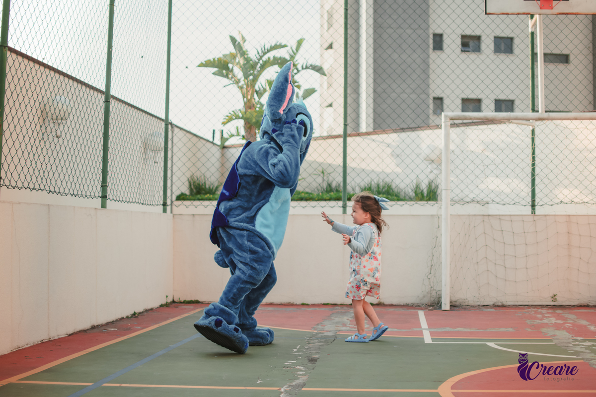 fotografia de aniversário infantil, festa de 5 anos de menina com tema Lillo e Stitch. Festa de aniversário em casa, fotógrafo em Santo André.