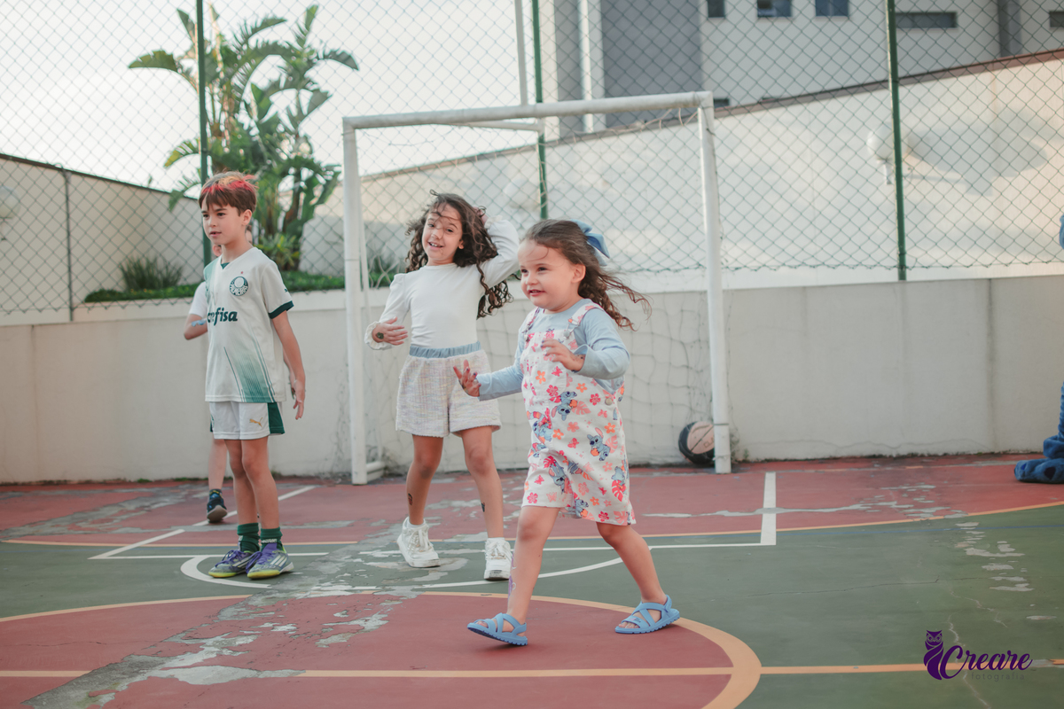 fotografia de aniversário infantil, festa de 5 anos de menina com tema Lillo e Stitch. Festa de aniversário em casa, fotógrafo em Santo André.
