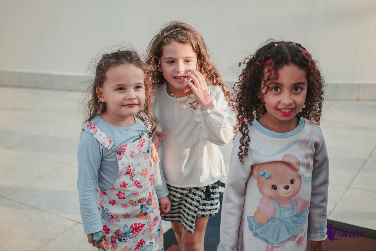 fotografia de aniversário infantil, festa de 5 anos de menina com tema Lillo e Stitch. Festa de aniversário em casa, fotógrafo em Santo André.
