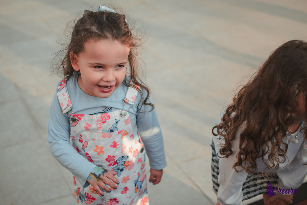 fotografia de aniversário infantil, festa de 5 anos de menina com tema Lillo e Stitch. Festa de aniversário em casa, fotógrafo em Santo André.