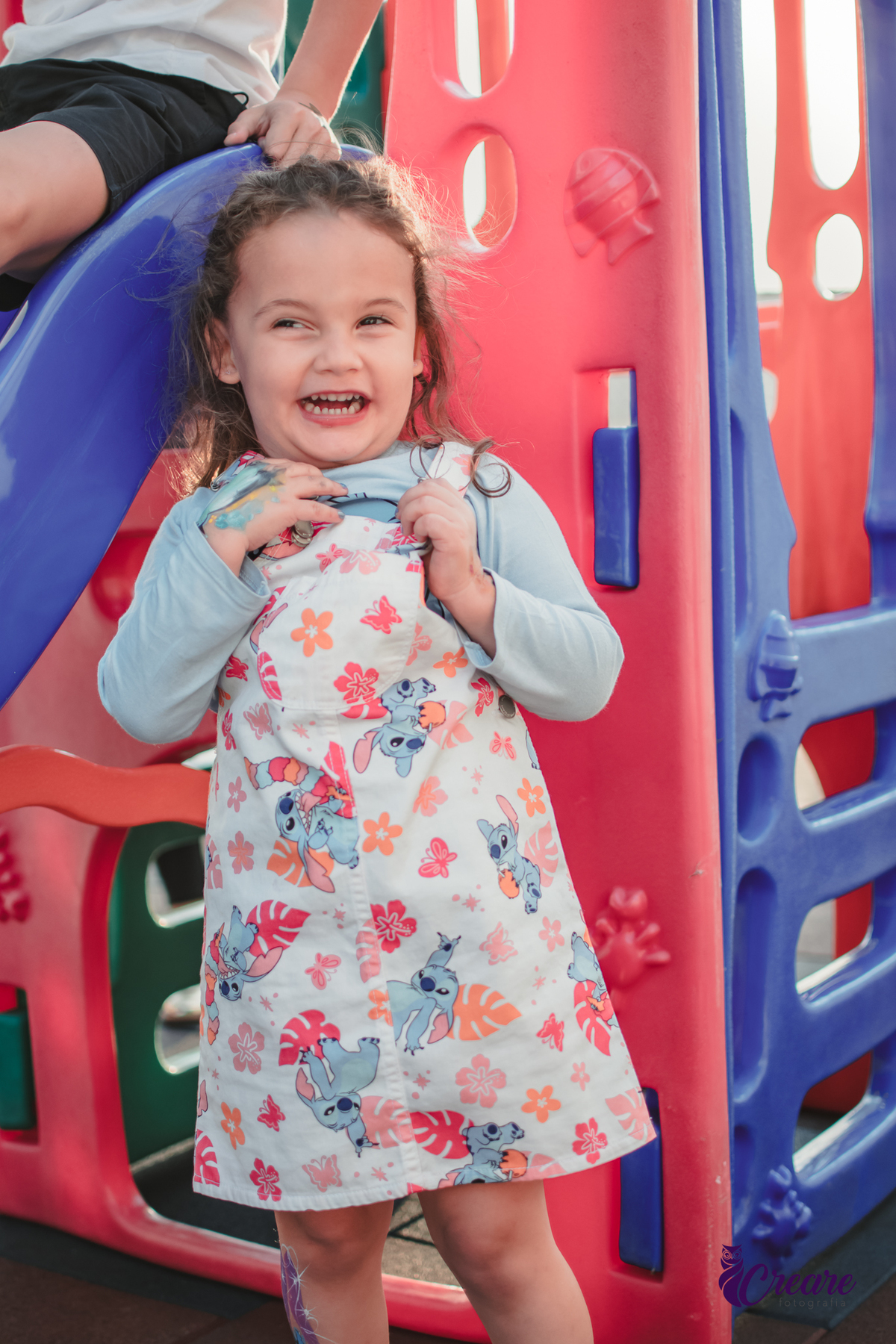 fotografia de aniversário infantil, festa de 5 anos de menina com tema Lillo e Stitch. Festa de aniversário em casa, fotógrafo em Santo André.