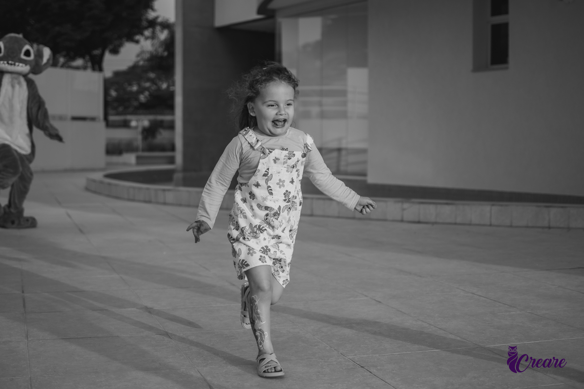fotografia de aniversário infantil, festa de 5 anos de menina com tema Lillo e Stitch. Festa de aniversário em casa, fotógrafo em Santo André.