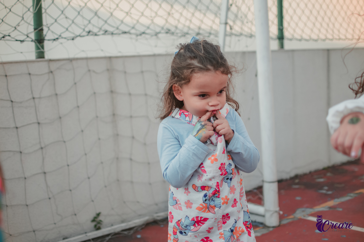 fotografia de aniversário infantil, festa de 5 anos de menina com tema Lillo e Stitch. Festa de aniversário em casa, fotógrafo em Santo André.