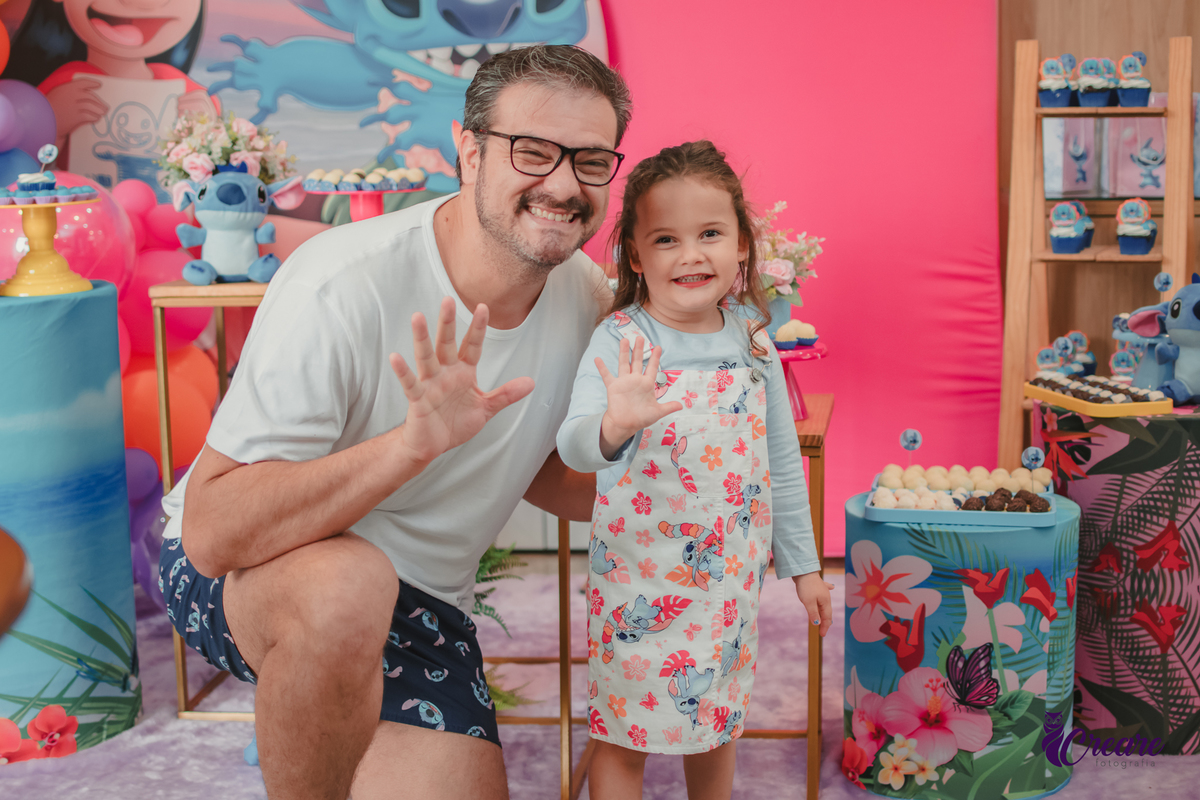 fotografia de aniversário infantil, festa de 5 anos de menina com tema Lillo e Stitch. Festa de aniversário em casa, fotógrafo em Santo André.