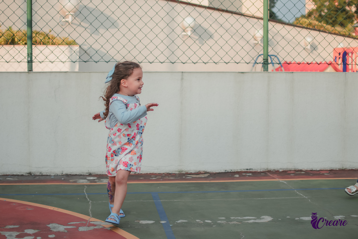fotografia de aniversário infantil, festa de 5 anos de menina com tema Lillo e Stitch. Festa de aniversário em casa, fotógrafo em Santo André.