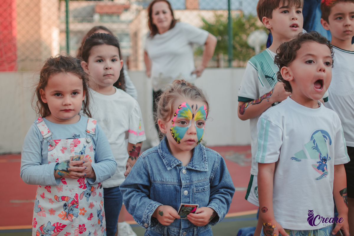 fotografia de aniversário infantil, festa de 5 anos de menina com tema Lillo e Stitch. Festa de aniversário em casa, fotógrafo em Santo André.