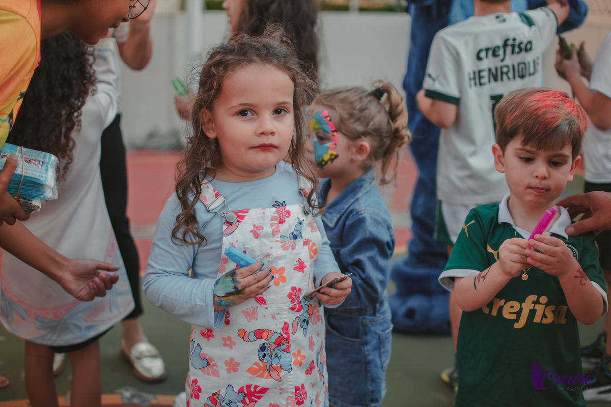 fotografia de aniversário infantil, festa de 5 anos de menina com tema Lillo e Stitch. Festa de aniversário em casa, fotógrafo em Santo André.