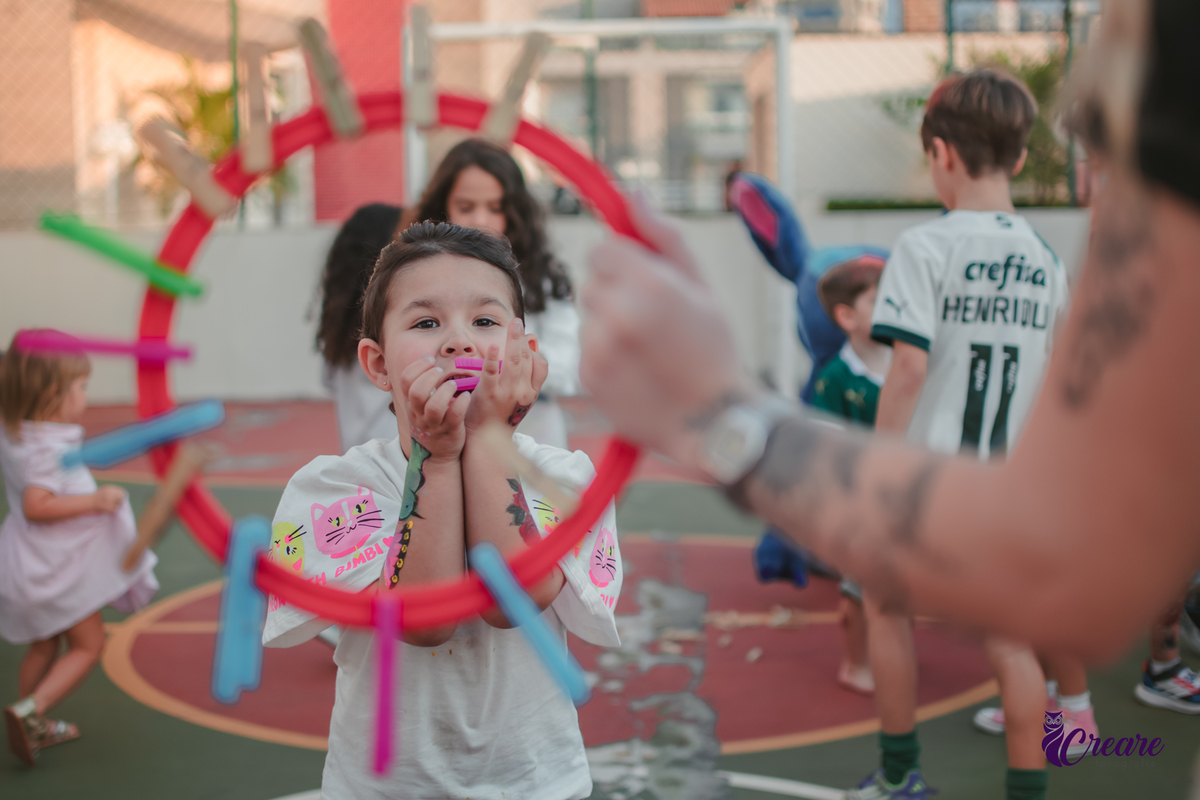 fotografia de aniversário infantil, festa de 5 anos de menina com tema Lillo e Stitch. Festa de aniversário em casa, fotógrafo em Santo André.