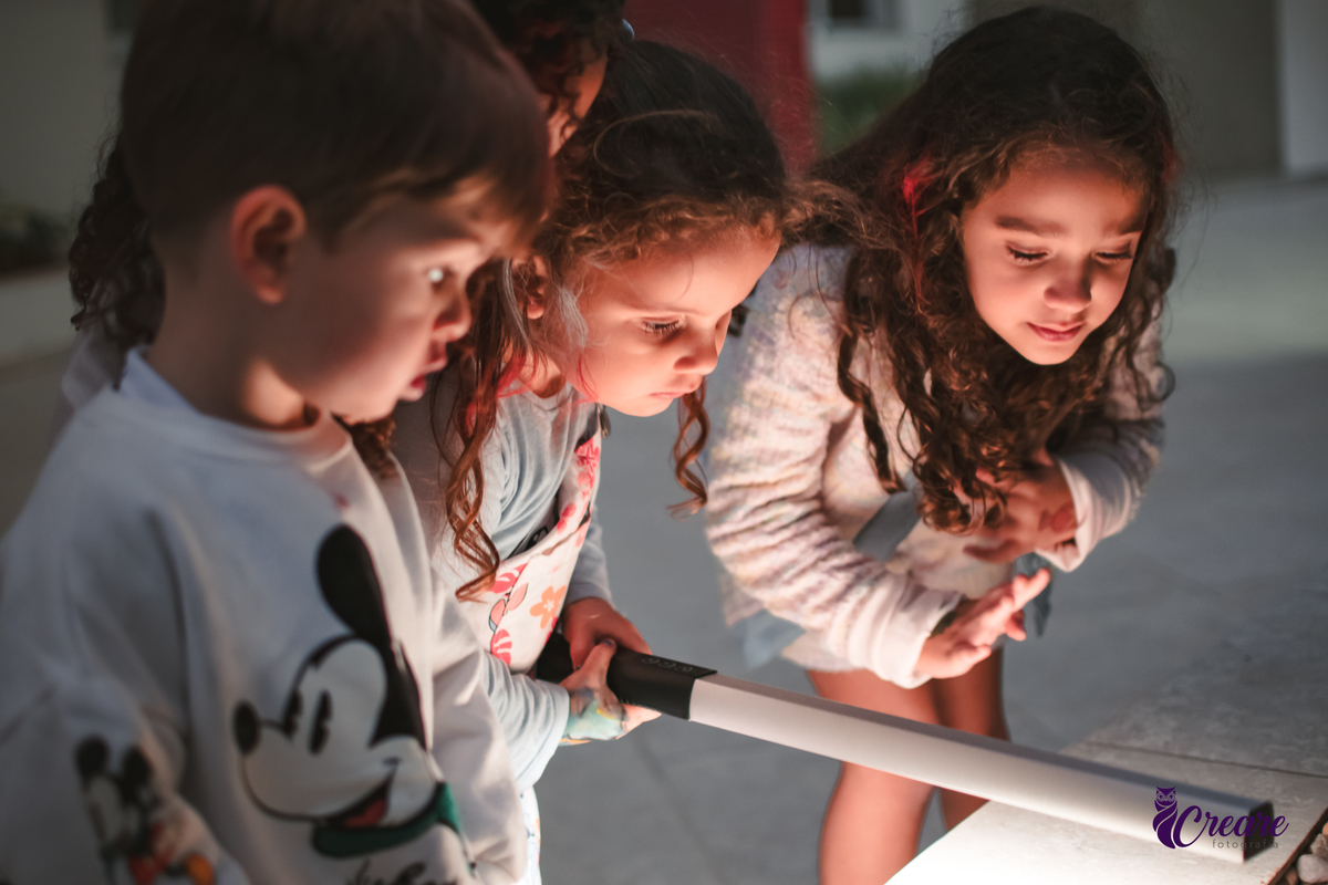 fotografia de aniversário infantil, festa de 5 anos de menina com tema Lillo e Stitch. Festa de aniversário em casa, fotógrafo em Santo André.
