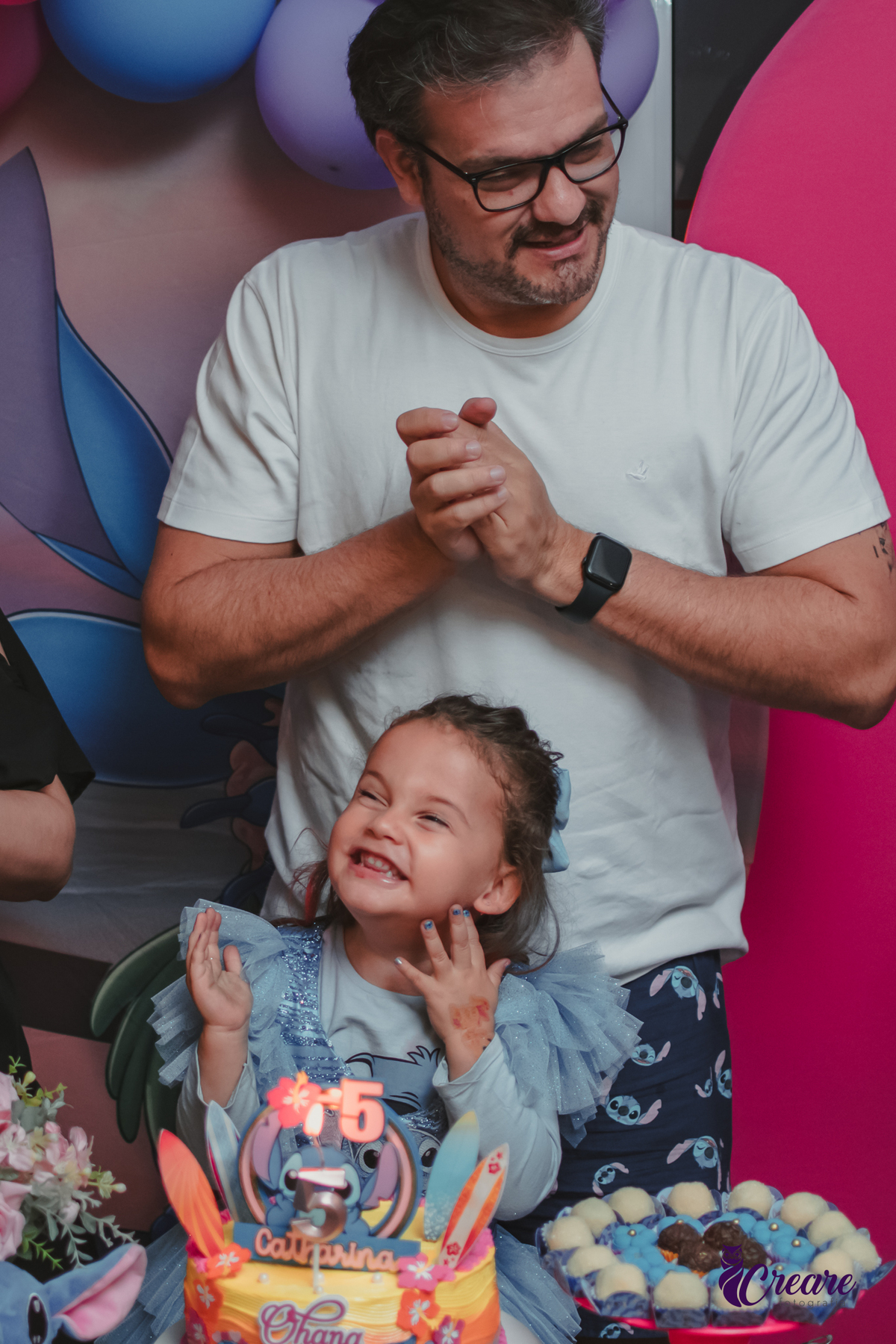 fotografia de aniversário infantil, festa de 5 anos de menina com tema Lillo e Stitch. Festa de aniversário em casa, fotógrafo em Santo André.