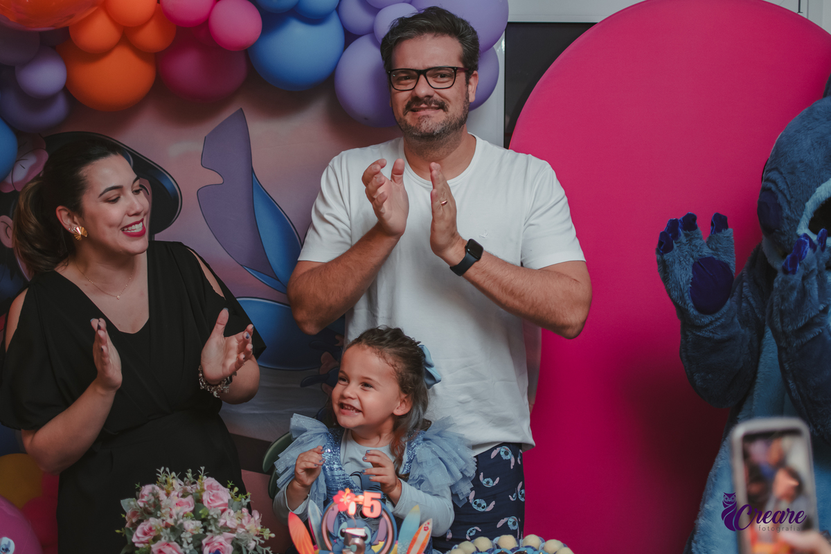 fotografia de aniversário infantil, festa de 5 anos de menina com tema Lillo e Stitch. Festa de aniversário em casa, fotógrafo em Santo André.