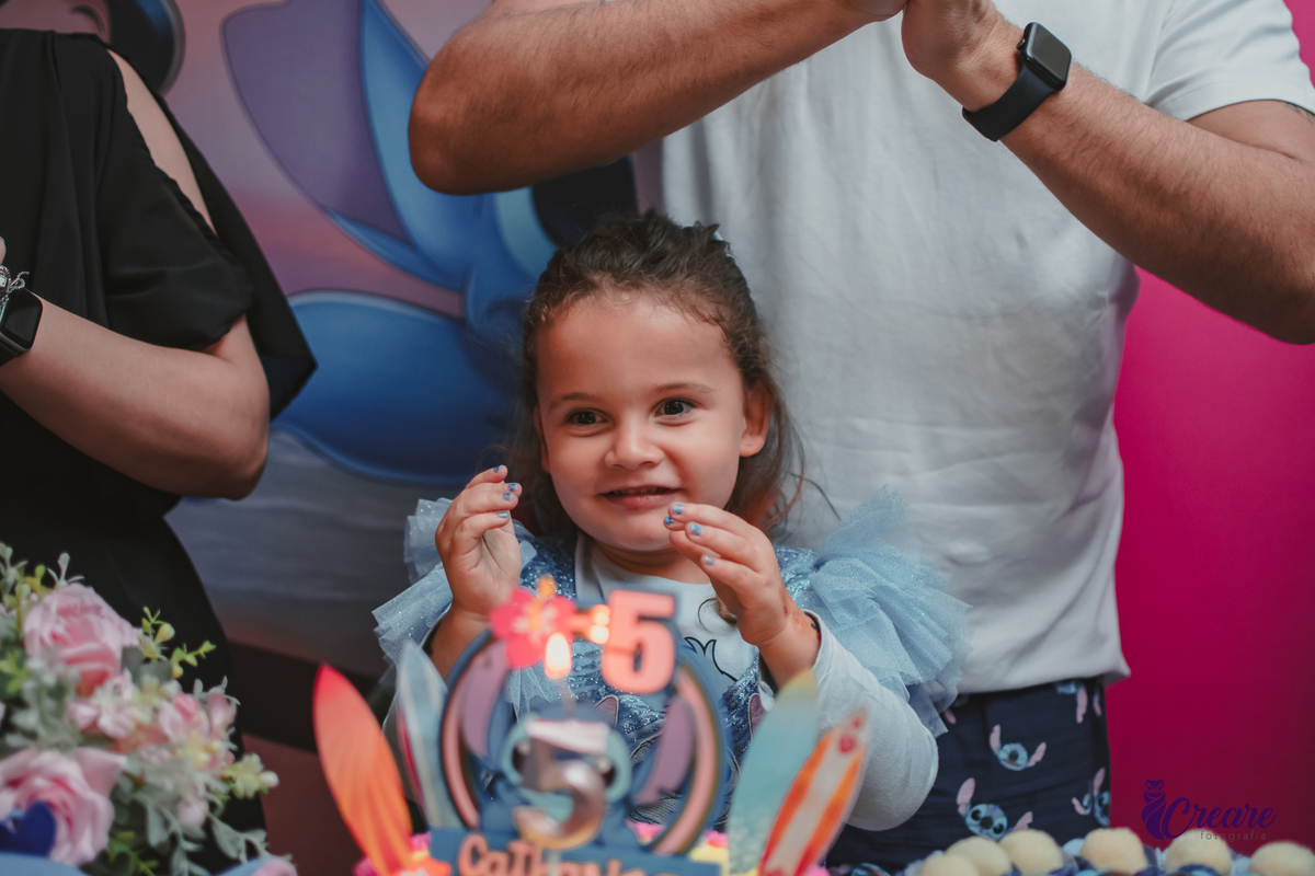 fotografia de aniversário infantil, festa de 5 anos de menina com tema Lillo e Stitch. Festa de aniversário em casa, fotógrafo em Santo André.