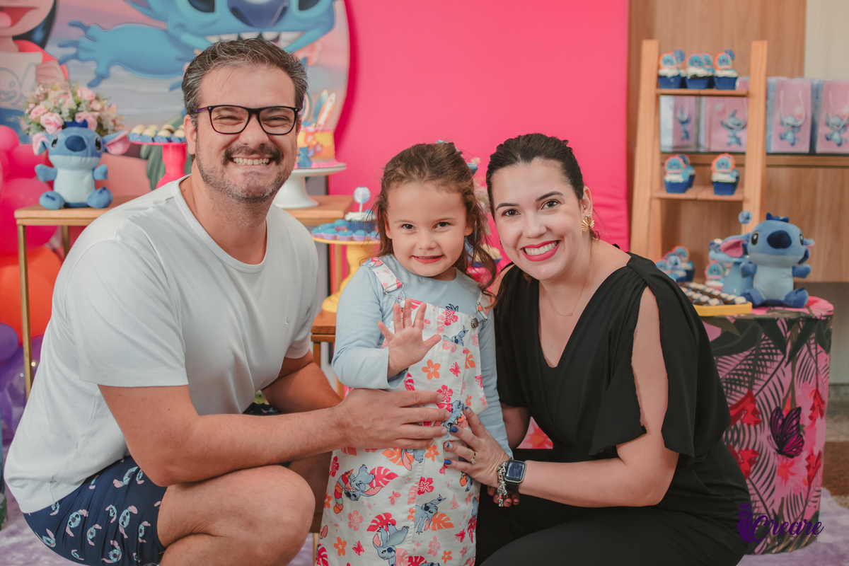 fotografia de aniversário infantil, festa de 5 anos de menina com tema Lillo e Stitch. Festa de aniversário em casa, fotógrafo em Santo André.