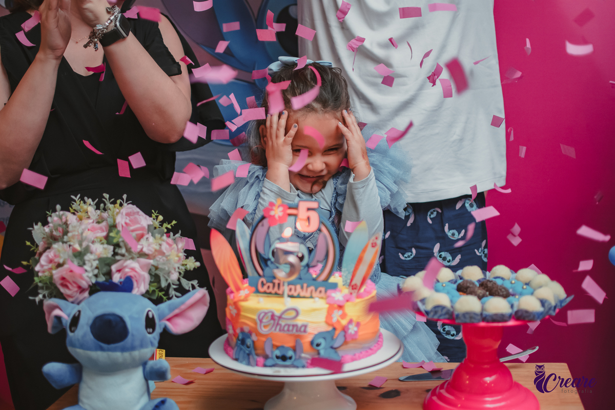 fotografia de aniversário infantil, festa de 5 anos de menina com tema Lillo e Stitch. Festa de aniversário em casa, fotógrafo em Santo André.