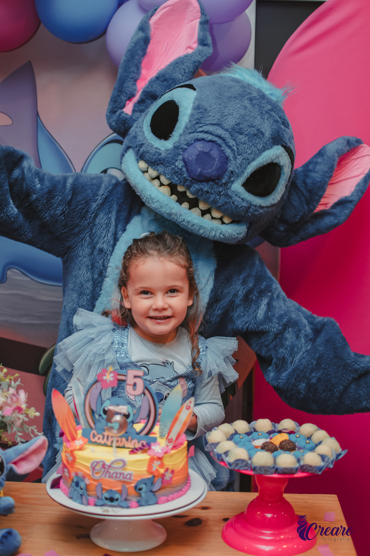 fotografia de aniversário infantil, festa de 5 anos de menina com tema Lillo e Stitch. Festa de aniversário em casa, fotógrafo em Santo André.