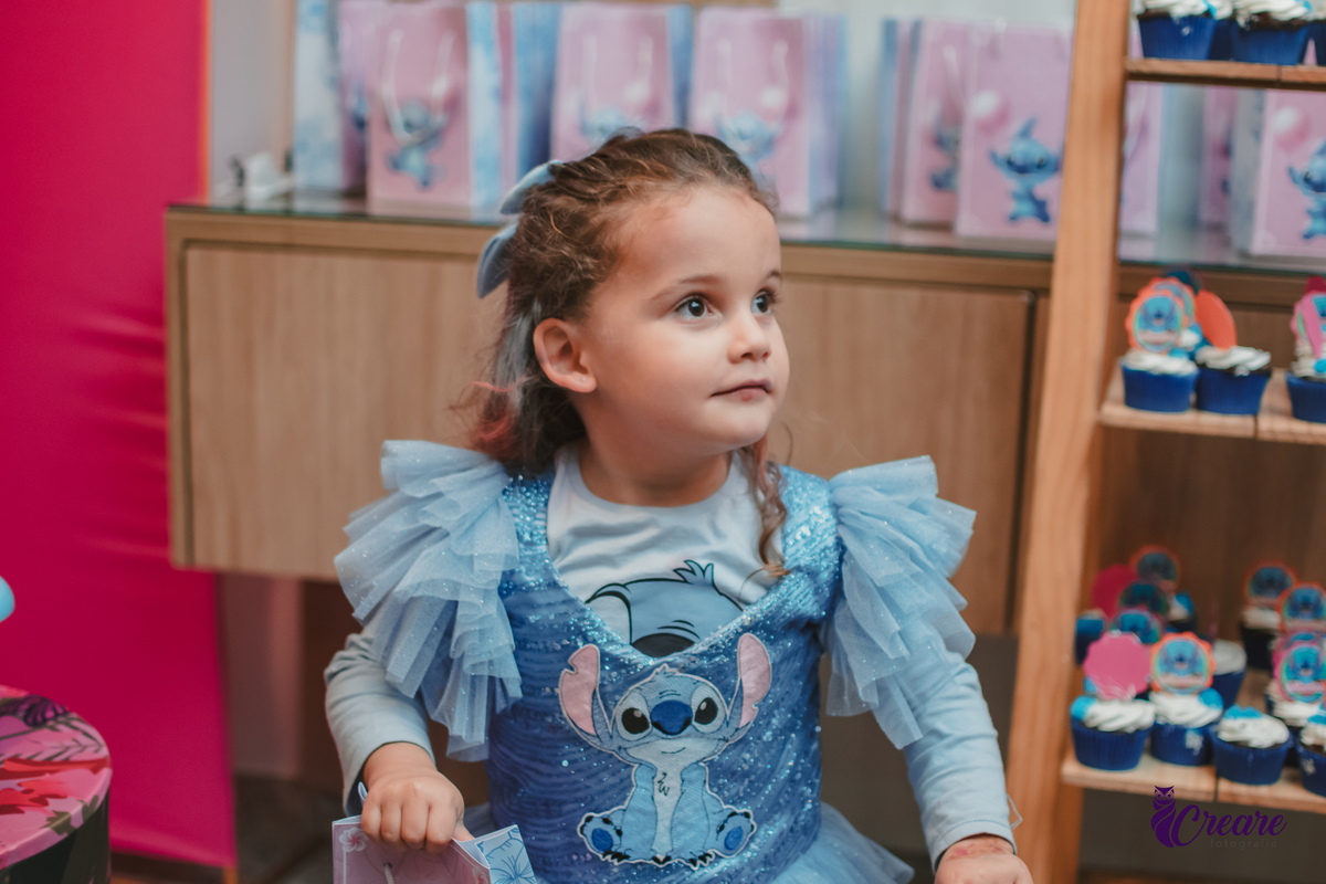 fotografia de aniversário infantil, festa de 5 anos de menina com tema Lillo e Stitch. Festa de aniversário em casa, fotógrafo em Santo André.