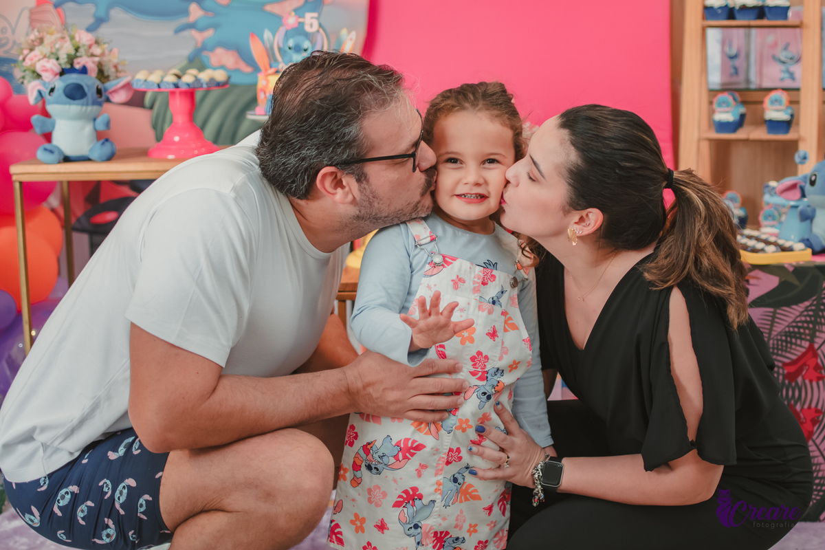 fotografia de aniversário infantil, festa de 5 anos de menina com tema Lillo e Stitch. Festa de aniversário em casa, fotógrafo em Santo André.