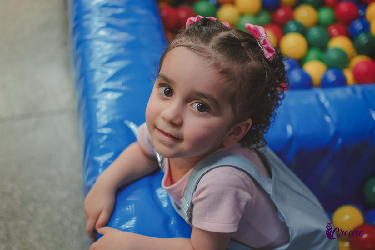 Fotografia de festa infantil de menina de 3 anos, com decoração tema Minnie. Fotógrafo em Mauá, fotógrafo Santo André, fotógrafo no ABC Paulista. Aniversário infantil no buffet Mó Legal.
