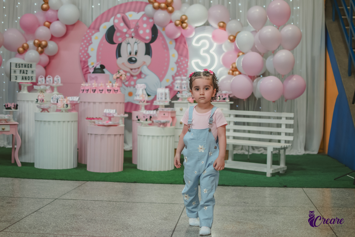 Fotografia de festa infantil de menina de 3 anos, com decoração tema Minnie. Fotógrafo em Mauá, fotógrafo Santo André, fotógrafo no ABC Paulista. Aniversário infantil no buffet Mó Legal.