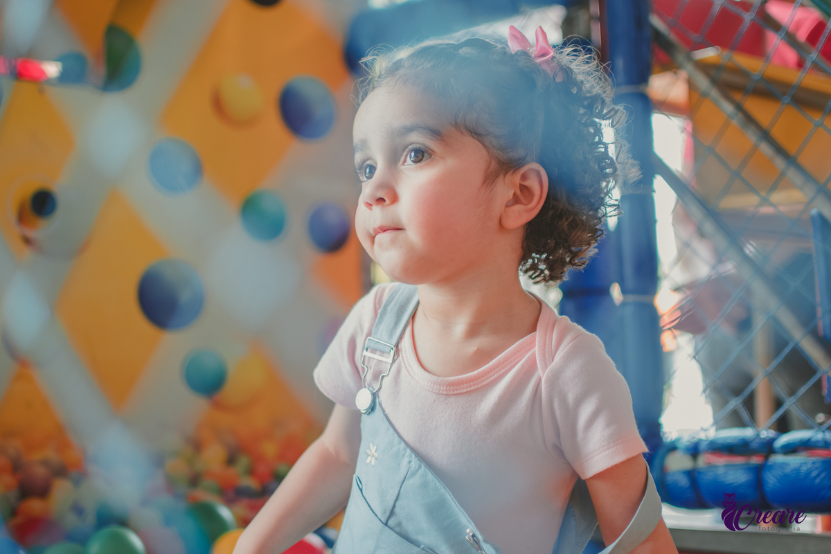 Fotografia de festa infantil de menina de 3 anos, com decoração tema Minnie. Fotógrafo em Mauá, fotógrafo Santo André, fotógrafo no ABC Paulista. Aniversário infantil no buffet Mó Legal.