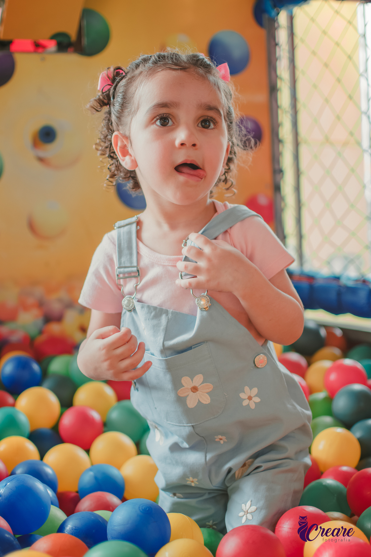 Fotografia de festa infantil de menina de 3 anos, com decoração tema Minnie. Fotógrafo em Mauá, fotógrafo Santo André, fotógrafo no ABC Paulista. Aniversário infantil no buffet Mó Legal.