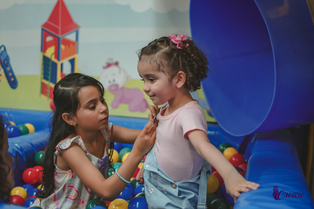 Fotografia de festa infantil de menina de 3 anos, com decoração tema Minnie. Fotógrafo em Mauá, fotógrafo Santo André, fotógrafo no ABC Paulista. Aniversário infantil no buffet Mó Legal.