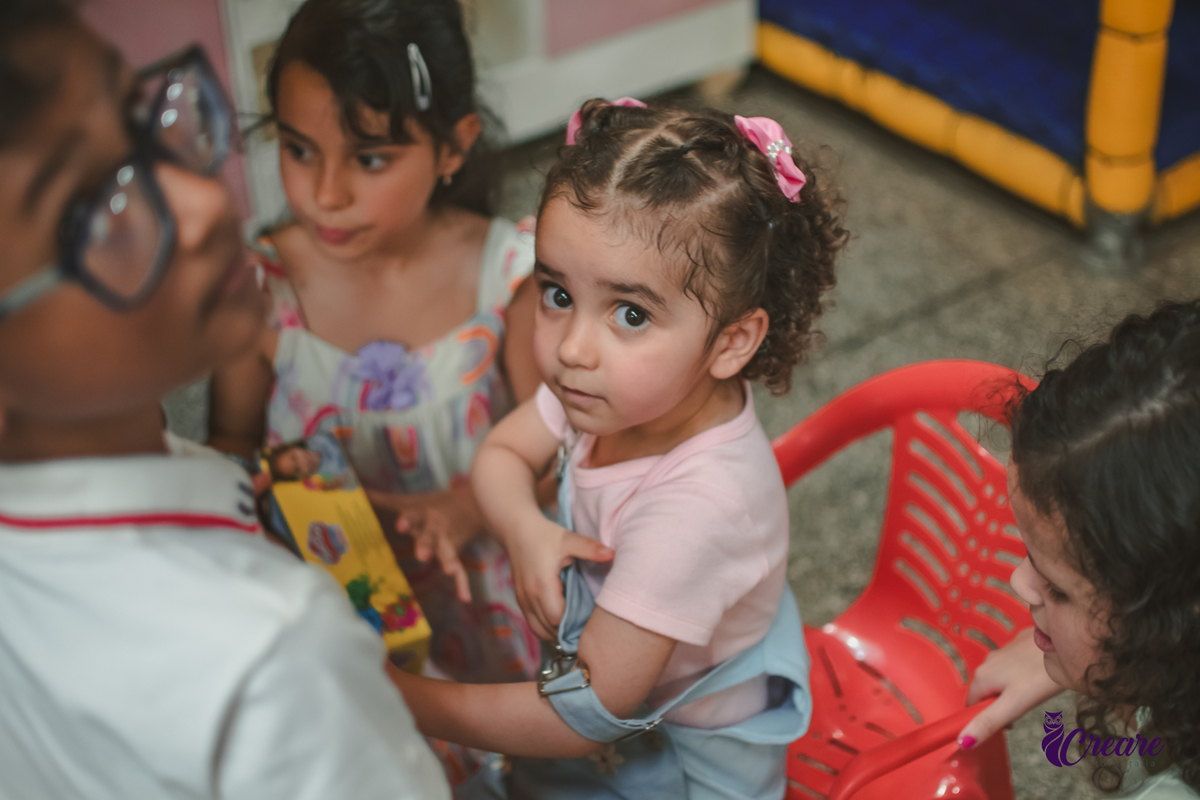 Fotografia de festa infantil de menina de 3 anos, com decoração tema Minnie. Fotógrafo em Mauá, fotógrafo Santo André, fotógrafo no ABC Paulista. Aniversário infantil no buffet Mó Legal.