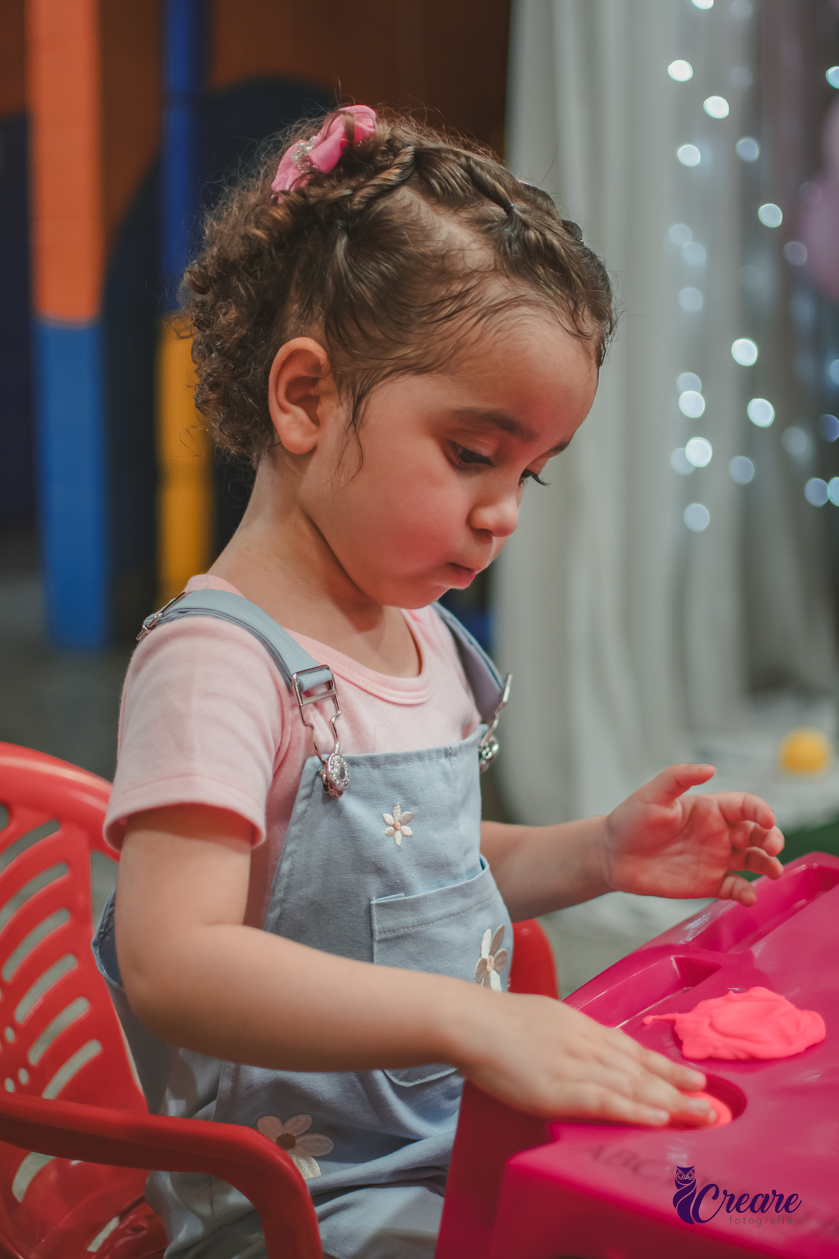 Fotografia de festa infantil de menina de 3 anos, com decoração tema Minnie. Fotógrafo em Mauá, fotógrafo Santo André, fotógrafo no ABC Paulista. Aniversário infantil no buffet Mó Legal.