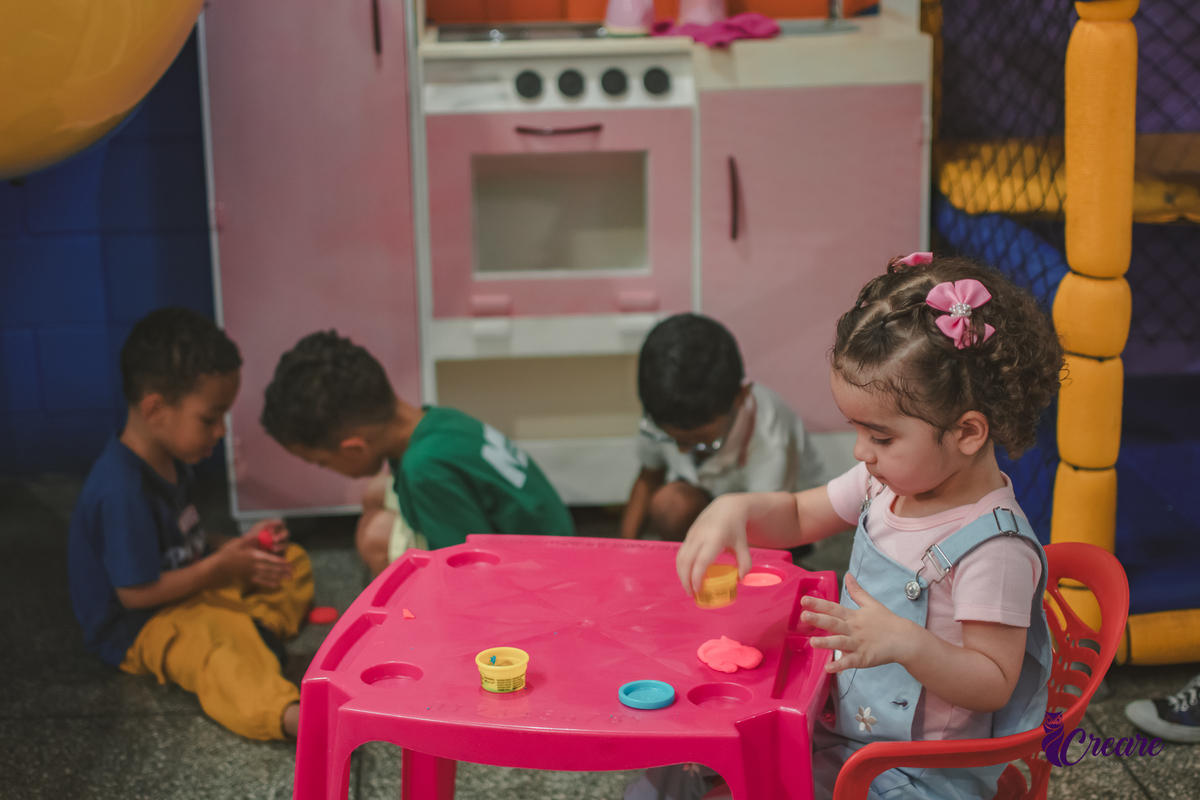 Fotografia de festa infantil de menina de 3 anos, com decoração tema Minnie. Fotógrafo em Mauá, fotógrafo Santo André, fotógrafo no ABC Paulista. Aniversário infantil no buffet Mó Legal.