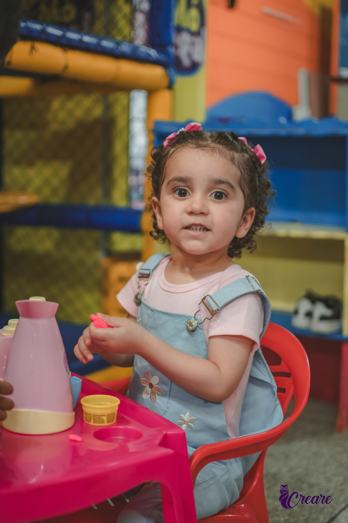 Fotografia de festa infantil de menina de 3 anos, com decoração tema Minnie. Fotógrafo em Mauá, fotógrafo Santo André, fotógrafo no ABC Paulista. Aniversário infantil no buffet Mó Legal.