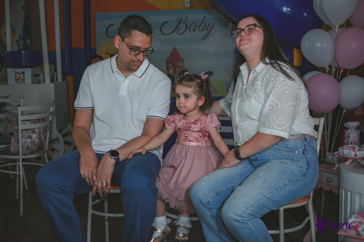Fotografia de festa infantil de menina de 3 anos, com decoração tema Minnie. Fotógrafo em Mauá, fotógrafo Santo André, fotógrafo no ABC Paulista. Aniversário infantil no buffet Mó Legal.