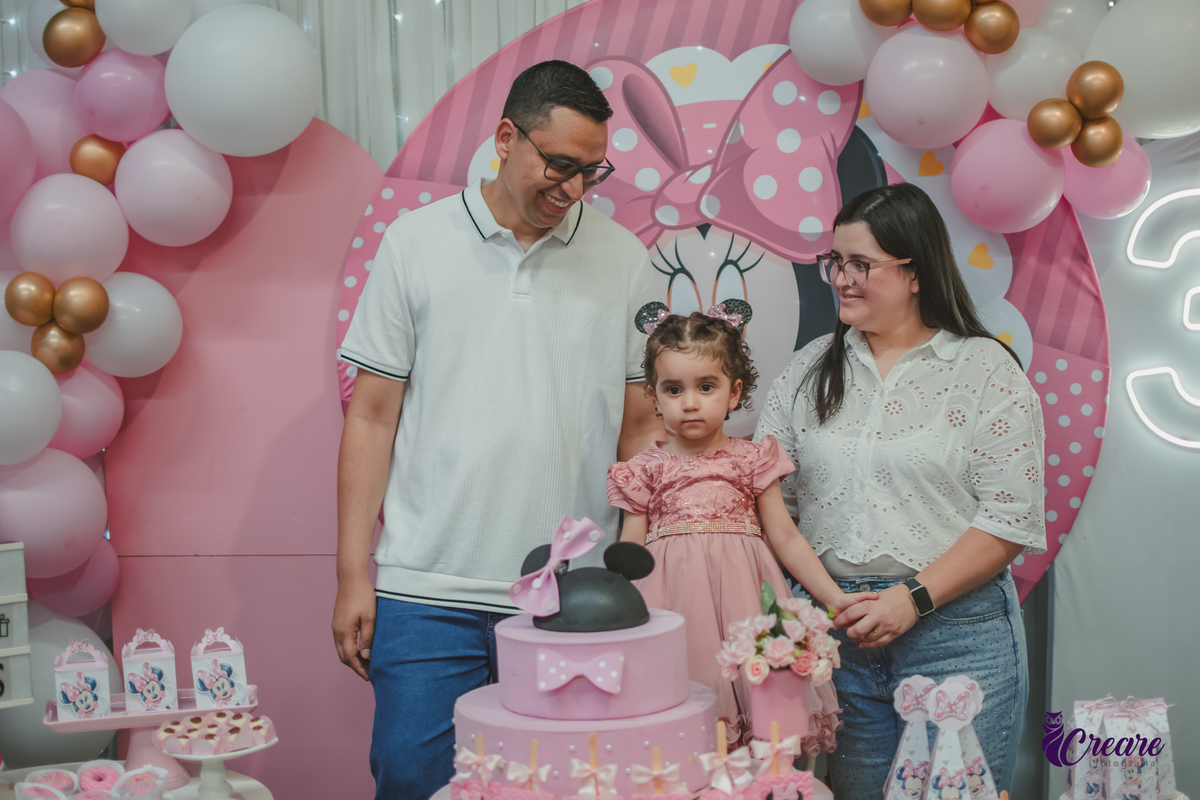 Fotografia de festa infantil de menina de 3 anos, com decoração tema Minnie. Fotógrafo em Mauá, fotógrafo Santo André, fotógrafo no ABC Paulista. Aniversário infantil no buffet Mó Legal.