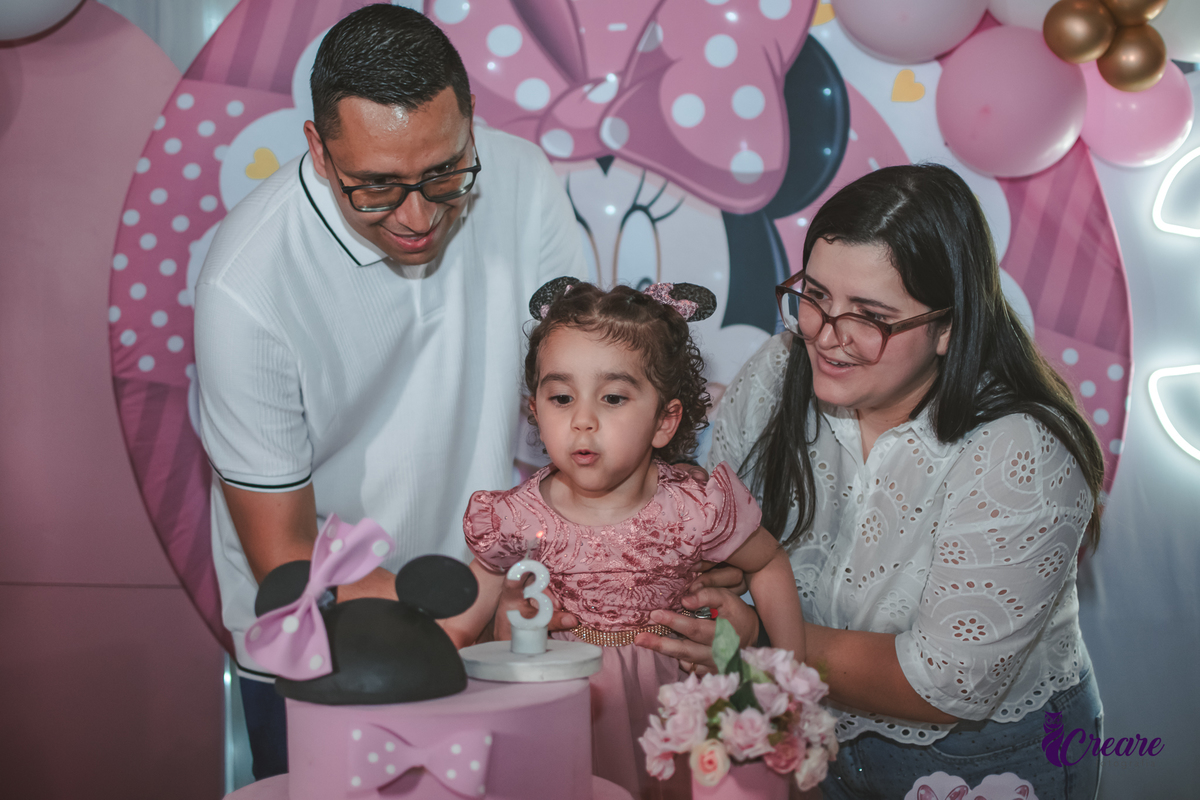 Fotografia de festa infantil de menina de 3 anos, com decoração tema Minnie. Fotógrafo em Mauá, fotógrafo Santo André, fotógrafo no ABC Paulista. Aniversário infantil no buffet Mó Legal.