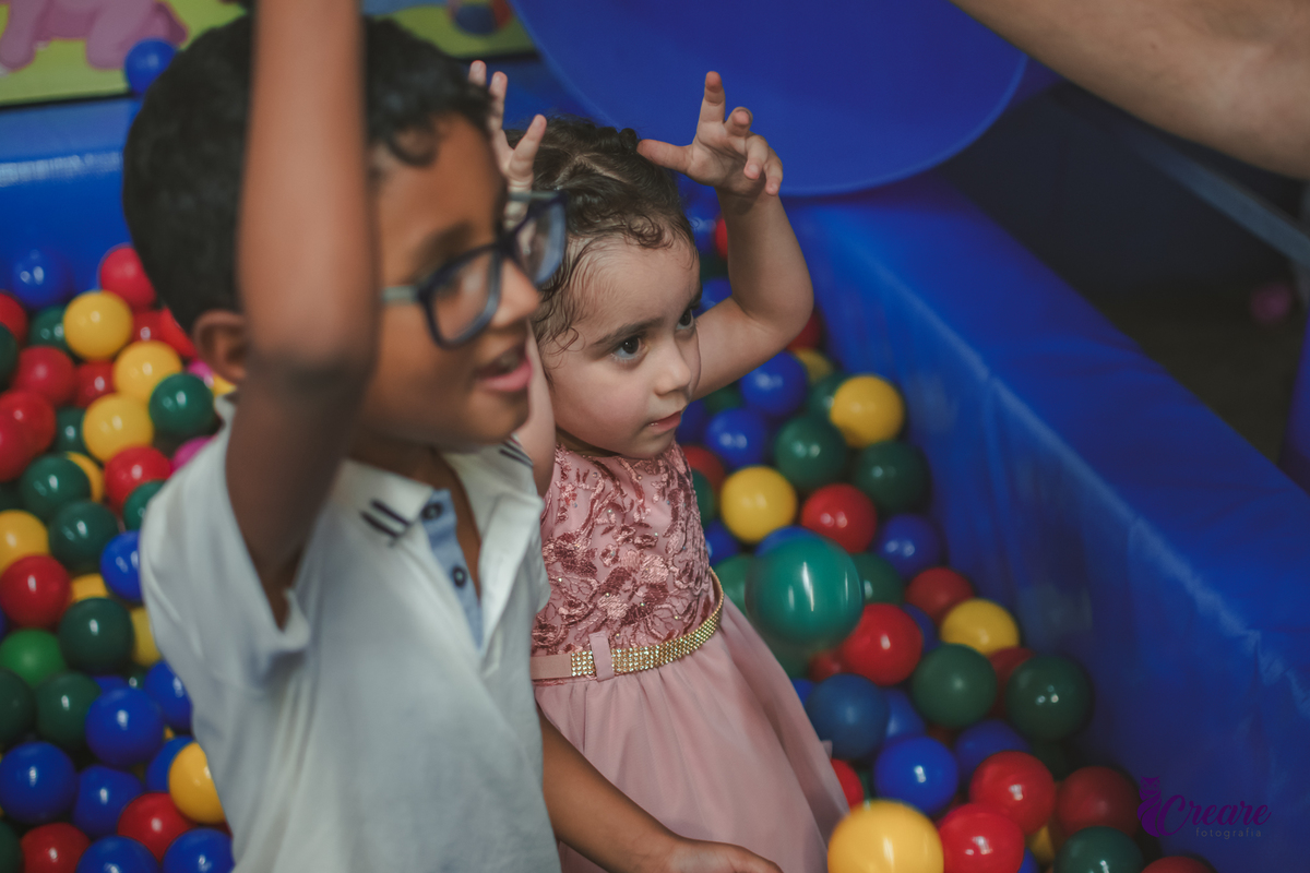 Fotografia de festa infantil de menina de 3 anos, com decoração tema Minnie. Fotógrafo em Mauá, fotógrafo Santo André, fotógrafo no ABC Paulista. Aniversário infantil no buffet Mó Legal.