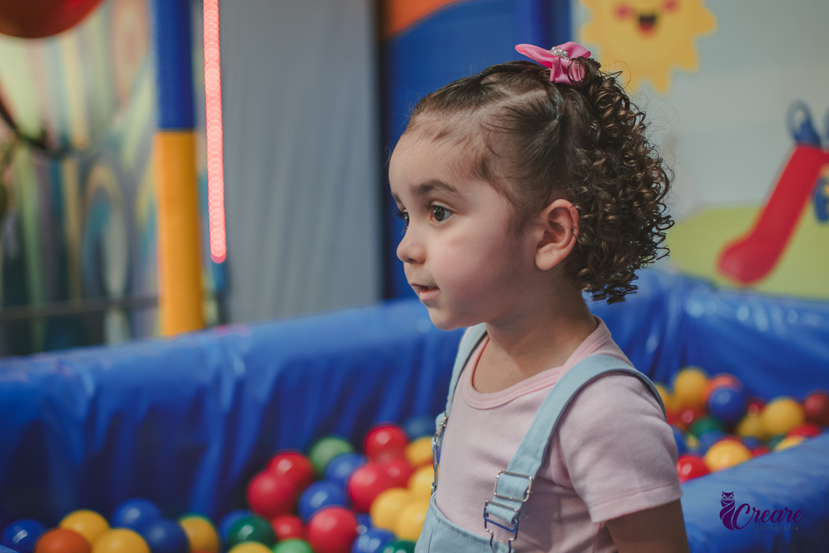 Fotografia de festa infantil de menina de 3 anos, com decoração tema Minnie. Fotógrafo em Mauá, fotógrafo Santo André, fotógrafo no ABC Paulista. Aniversário infantil no buffet Mó Legal.